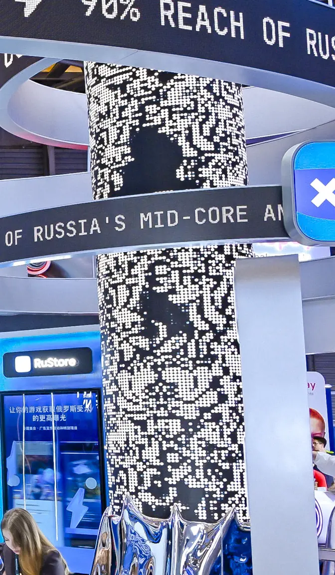 The LED trunk at the stand: a dotted pattern on the cylinder, crossed by a ring of running ticker text